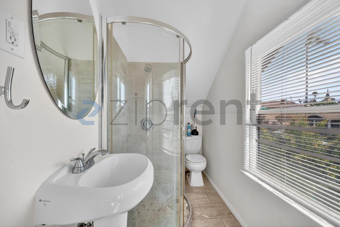 532 21st St #4 - Photo 7 of 7