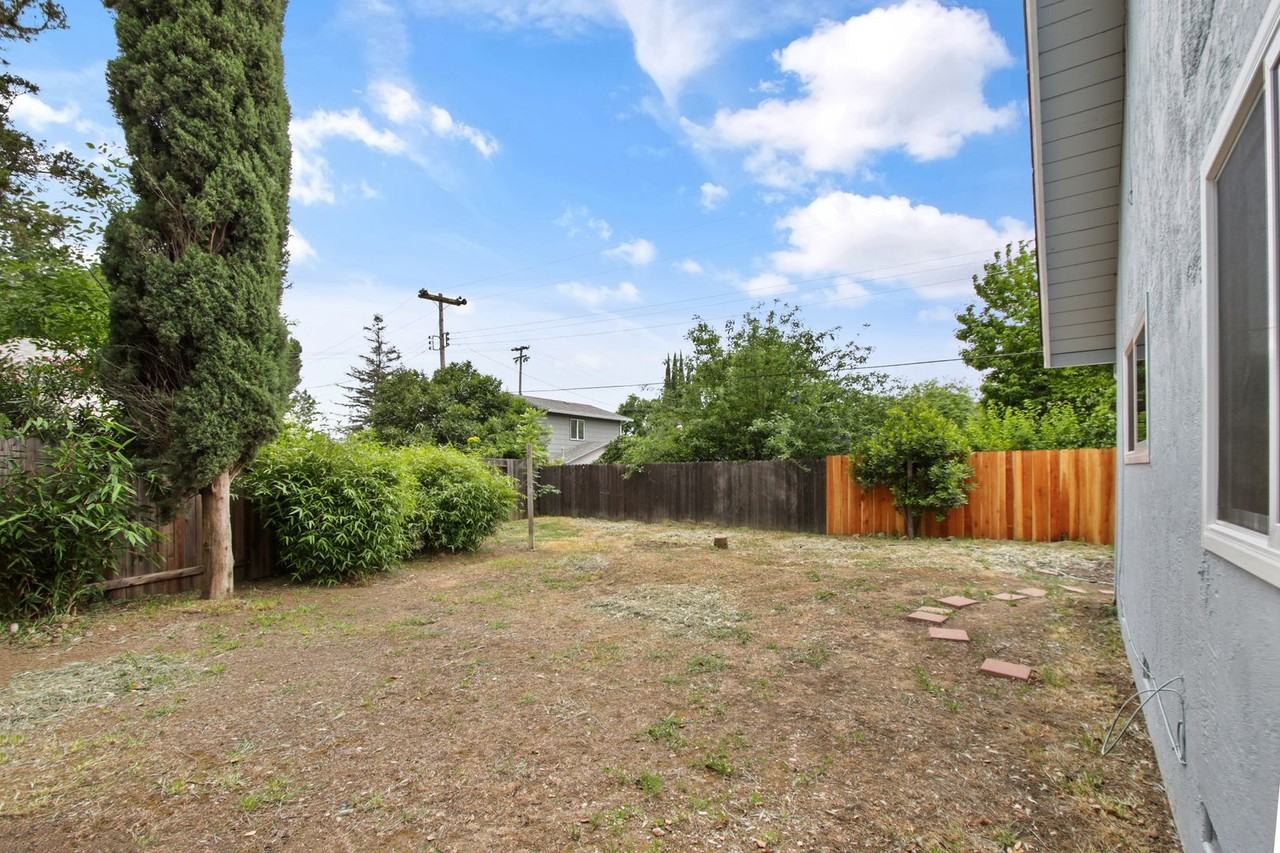 1717 Oleander Pl - Photo 5 of 37