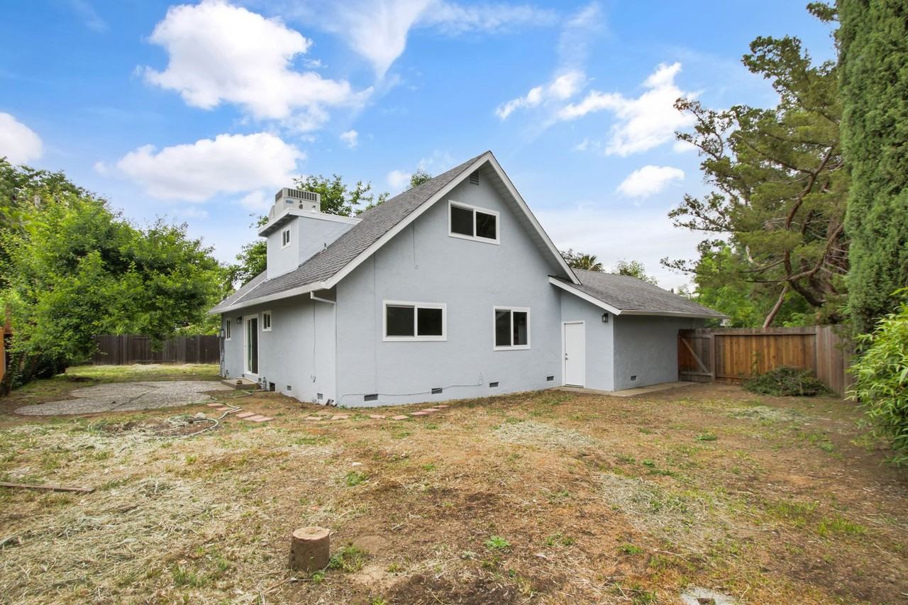 1717 Oleander Pl - Photo 6 of 37