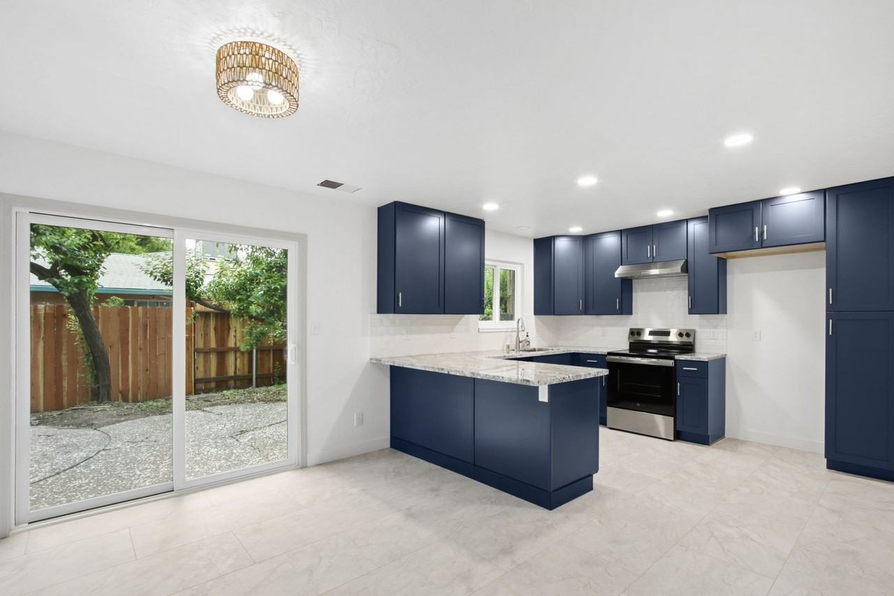 1717 Oleander Pl - Photo 6 of 35