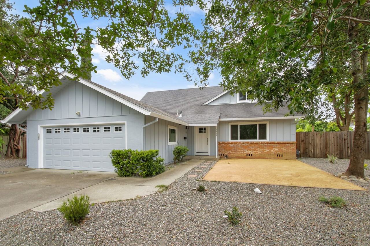 1717 Oleander Pl - Photo 4 of 35