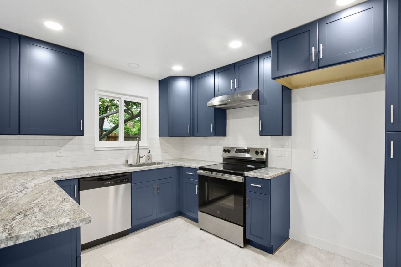 1717 Oleander Pl - Photo 7 of 35