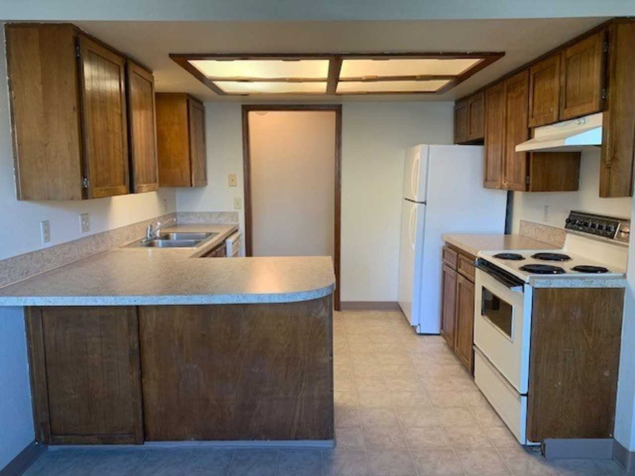 2142 Maplewood Dr S - Photo 3 of 21