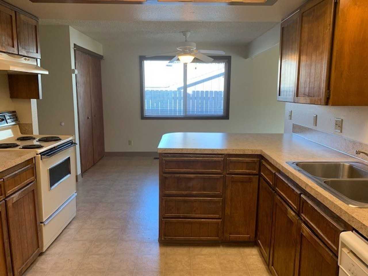 2142 Maplewood Dr S - Photo 4 of 21