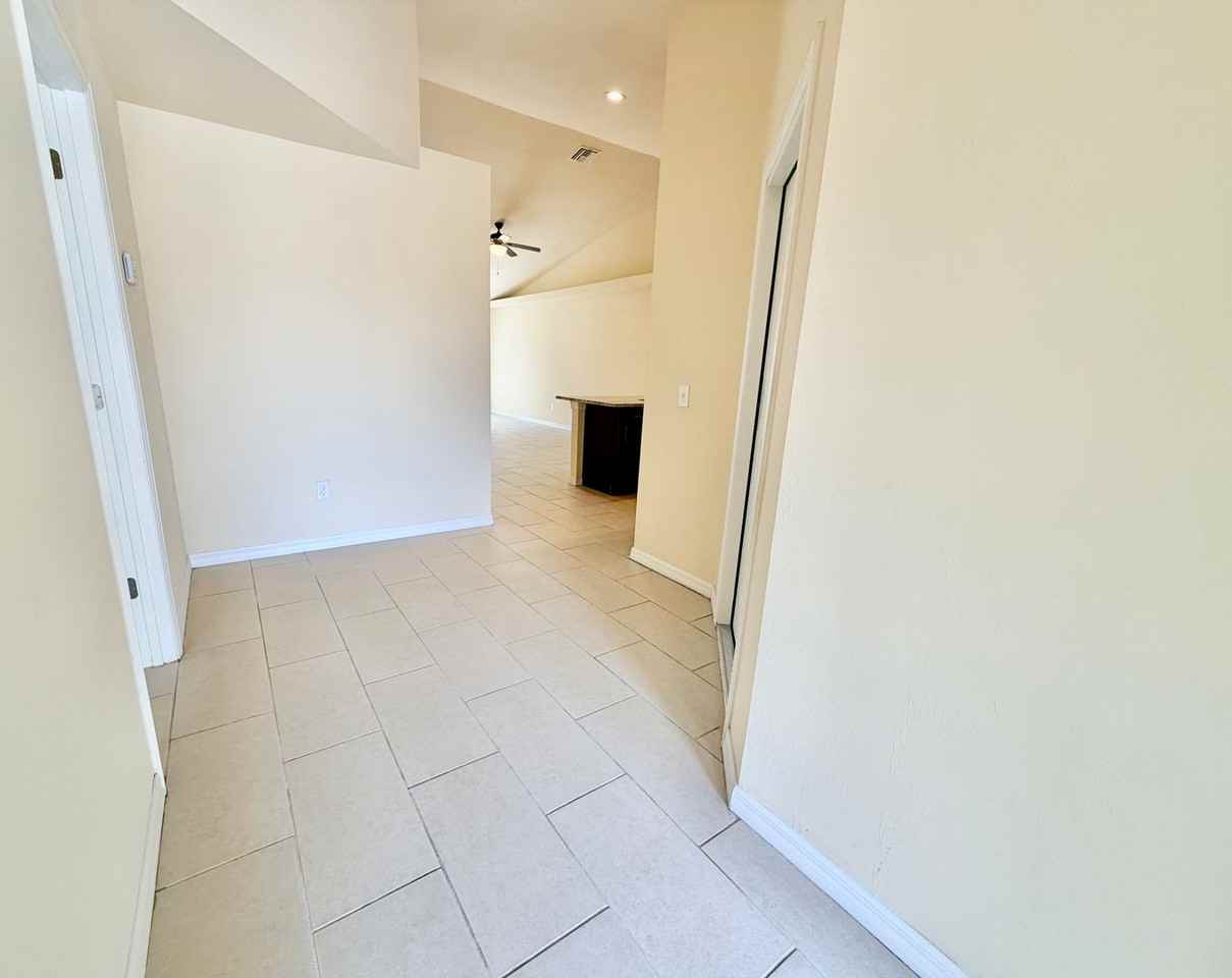 1312 Sw Trafalgar Pkwy - Photo 3 of 19