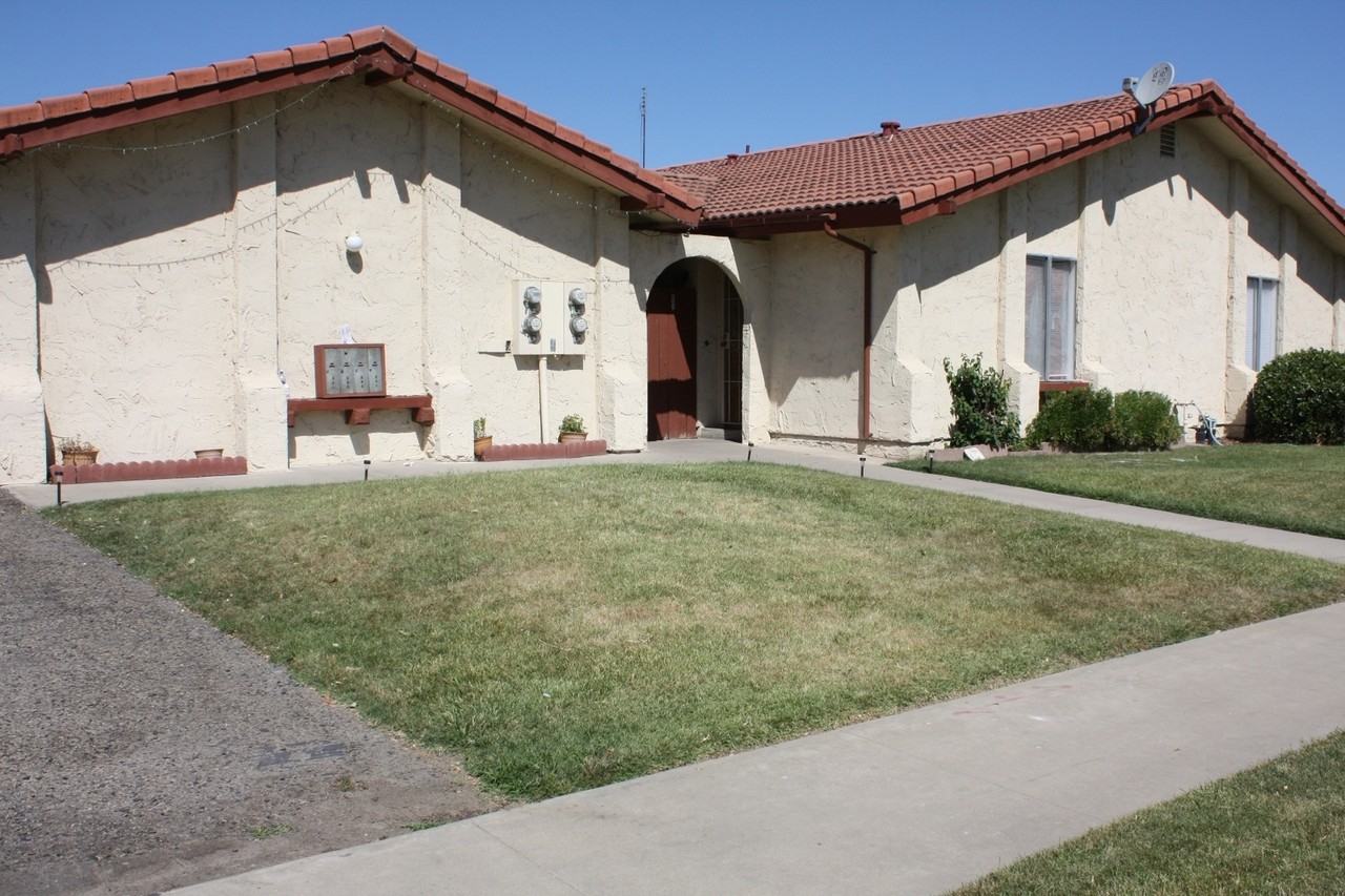 631 N Lynora St - Photo 2 of 10