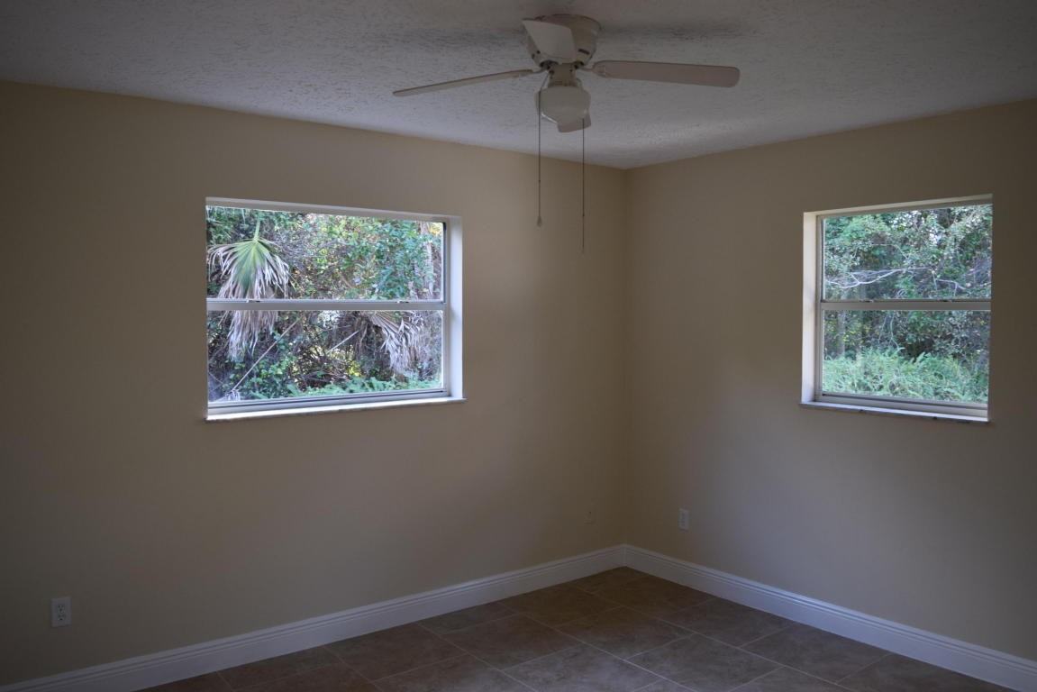 1652 Se Floresta Dr - Photo 6 of 9