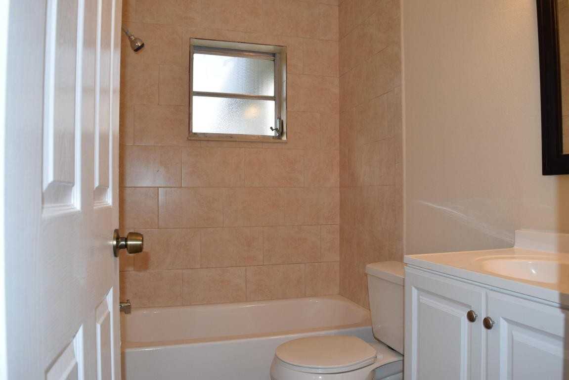 1652 Se Floresta Dr - Photo 7 of 9