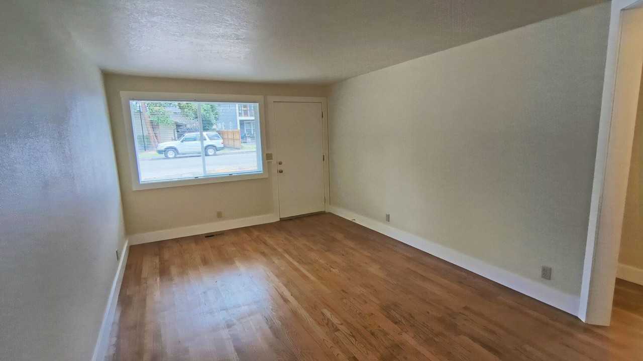 637 Se 7th Ave - Photo 3 of 12