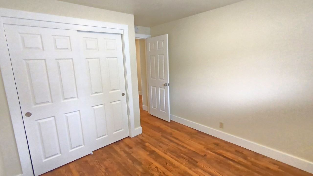 637 Se 7th Ave - Photo 5 of 12