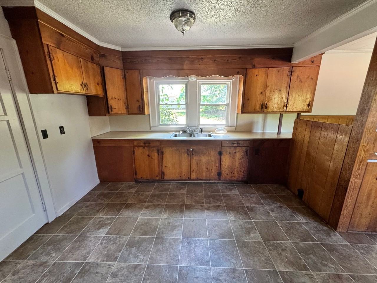 1900 Kings Rd - Photo 6 of 23