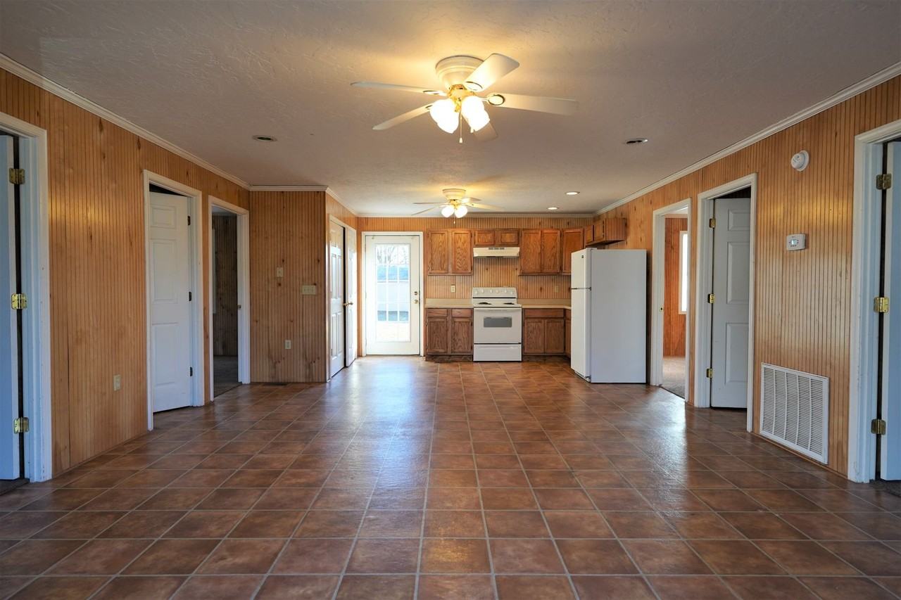 210 Lee St - Photo 3 of 11