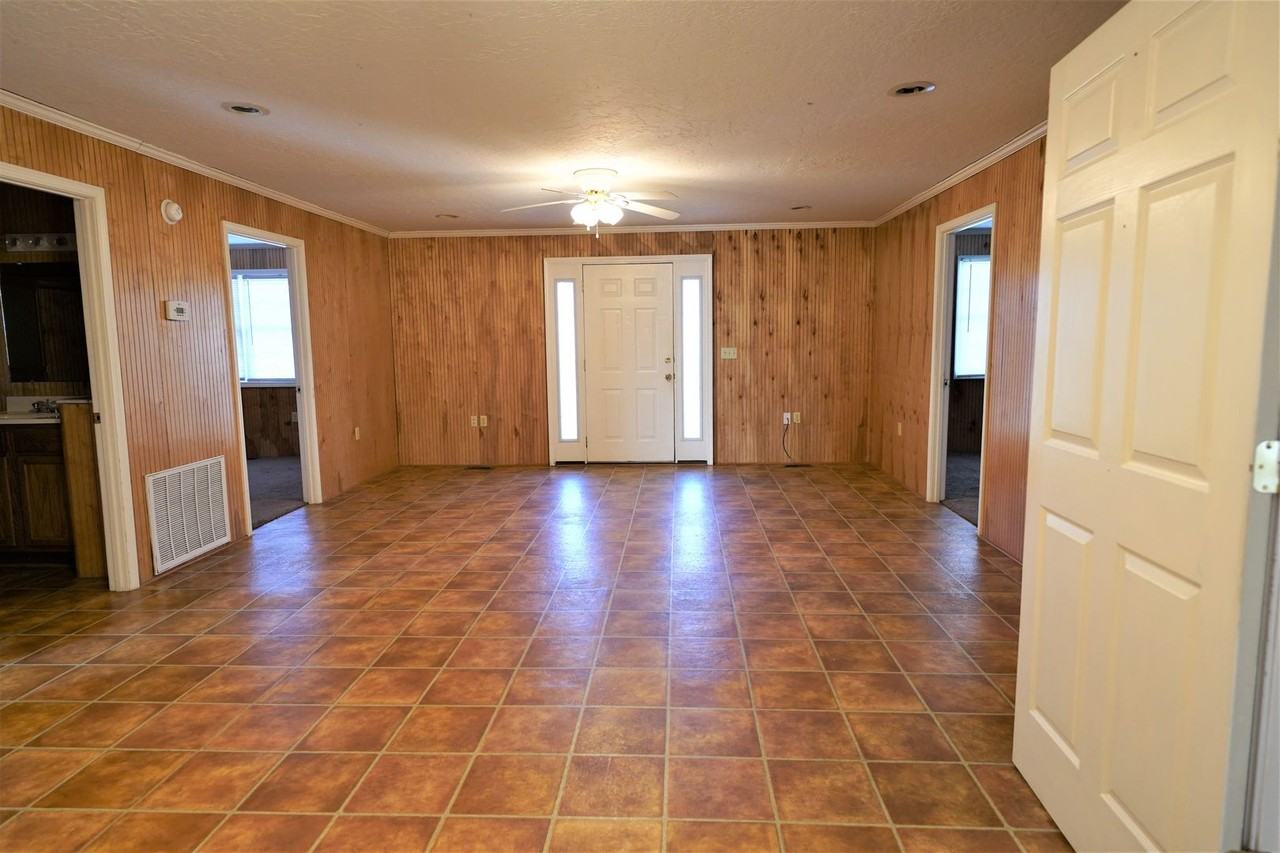 210 Lee St - Photo 4 of 11