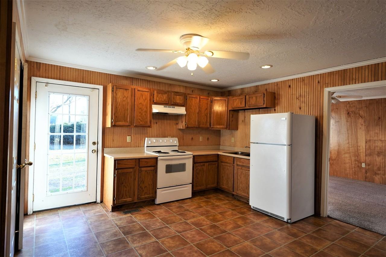 210 Lee St - Photo 5 of 11