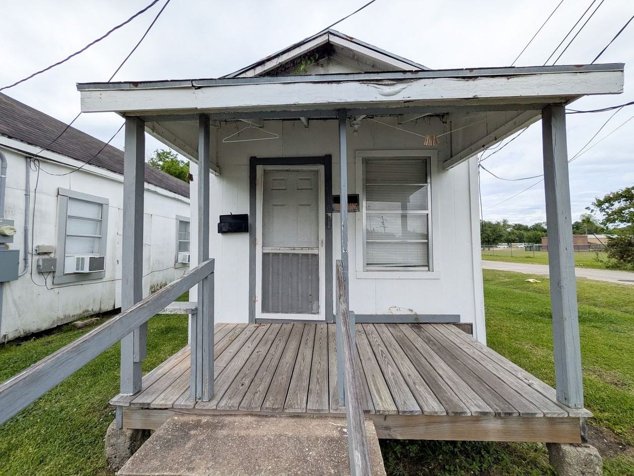 810 Peach St - Photo 2 of 8