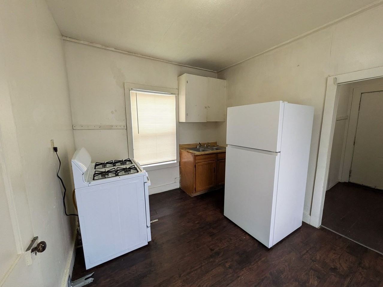 810 Peach St - Photo 6 of 8