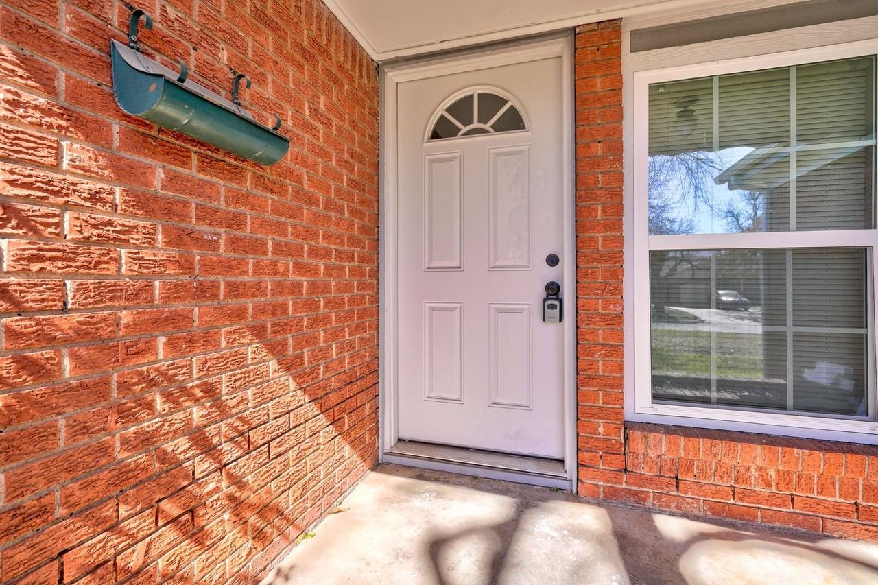 3037 Nw 65th St - Photo 6 of 41