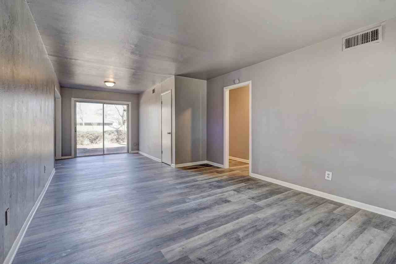 3037 Nw 65th St - Photo 7 of 41