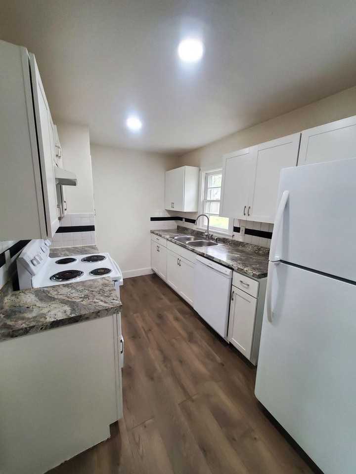 631 N Edwards Ave - Photo 3 of 21