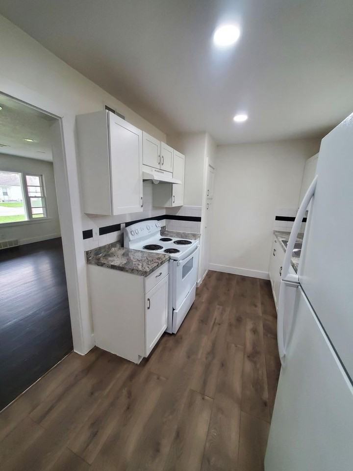 631 N Edwards Ave - Photo 4 of 21