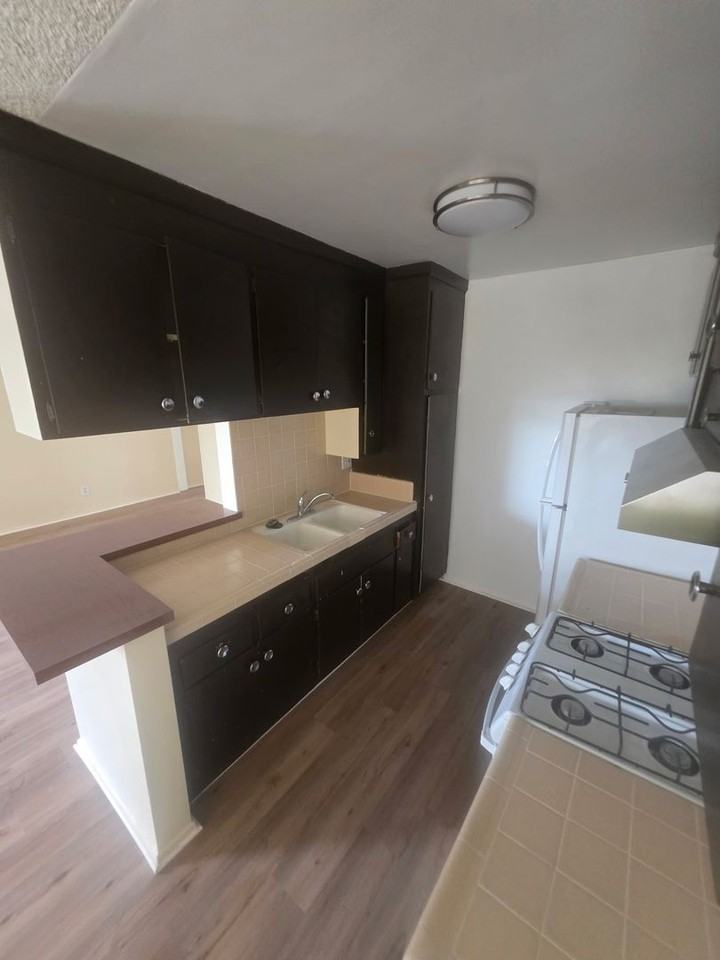 1343 N Curson Ave - Photo 3 of 10