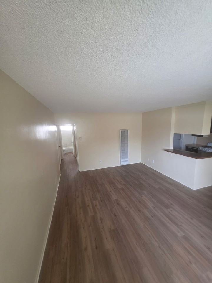 1343 N Curson Ave - Photo 5 of 10