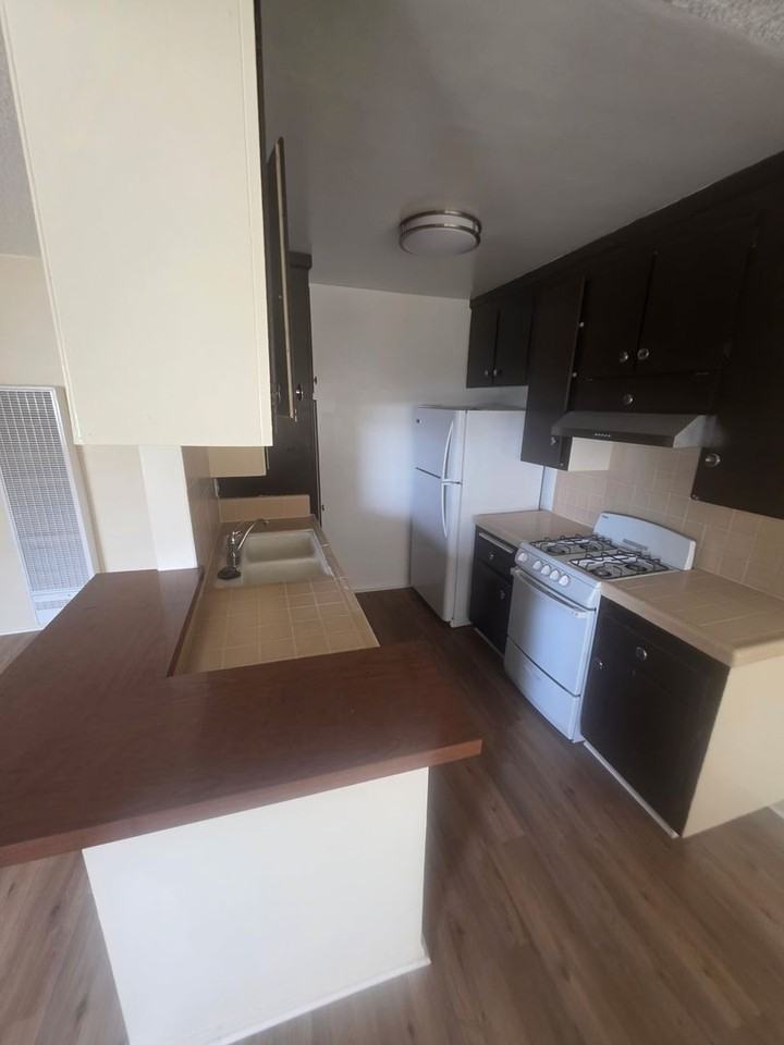 1343 N Curson Ave - Photo 7 of 10