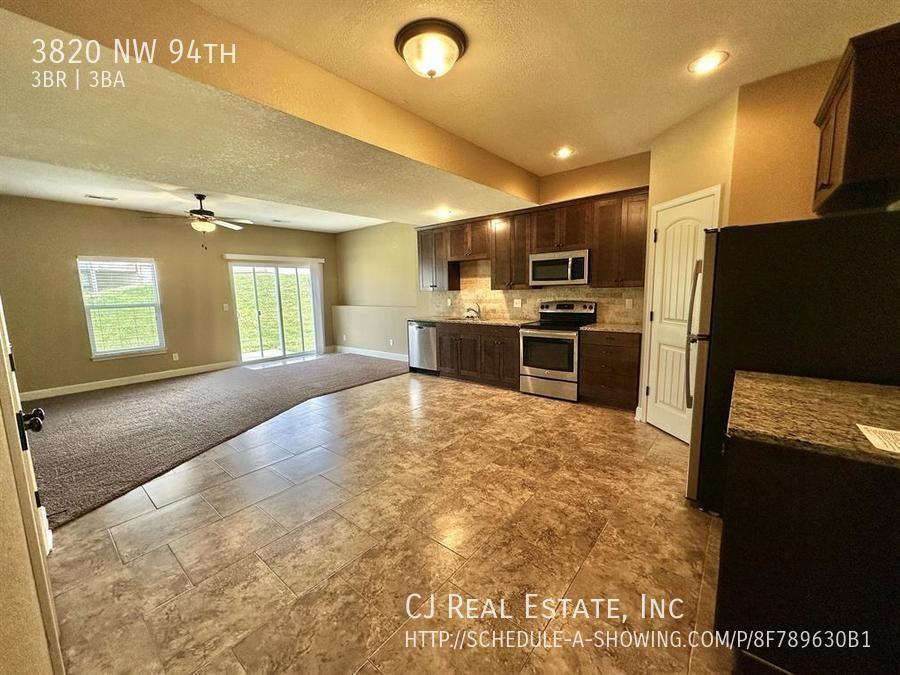 3820 Nw 94th St - Photo 5 of 11