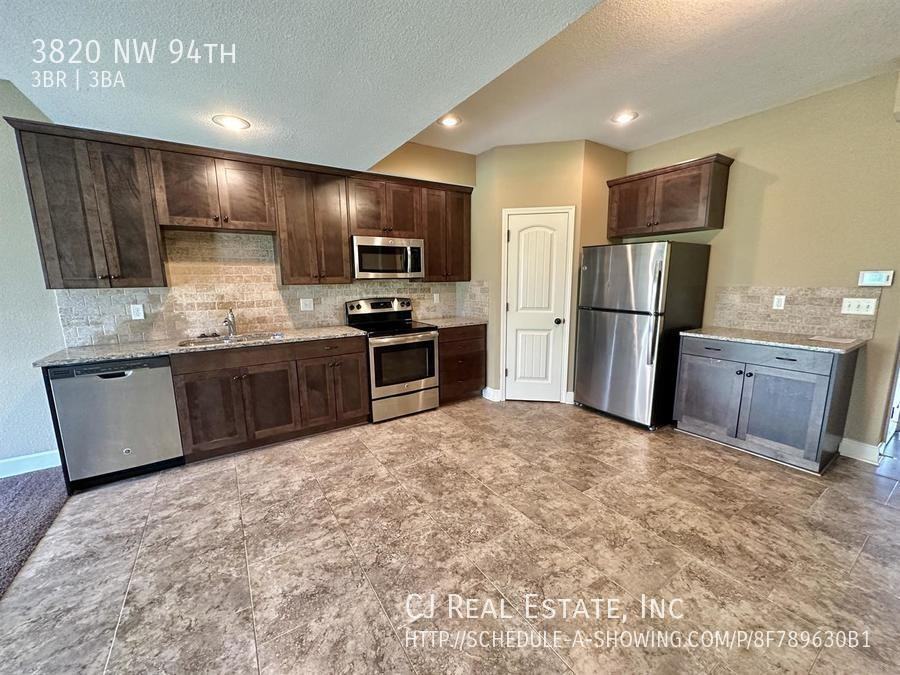 3820 Nw 94th St - Photo 6 of 11