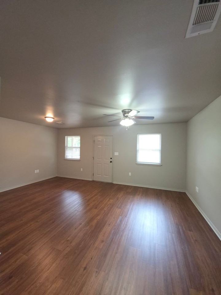 224 E N St - Photo 2 of 12