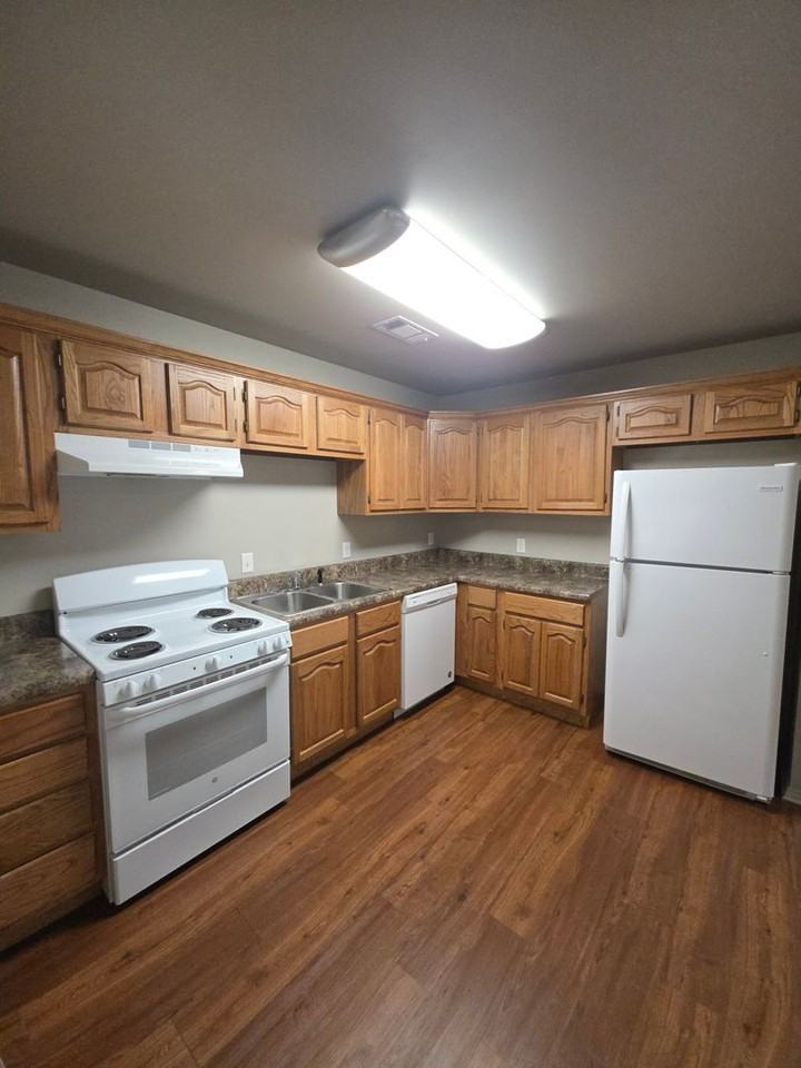 224 E N St - Photo 3 of 12