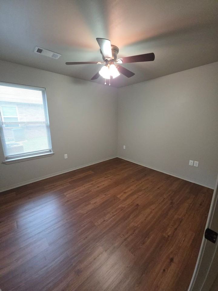 224 E N St - Photo 5 of 12