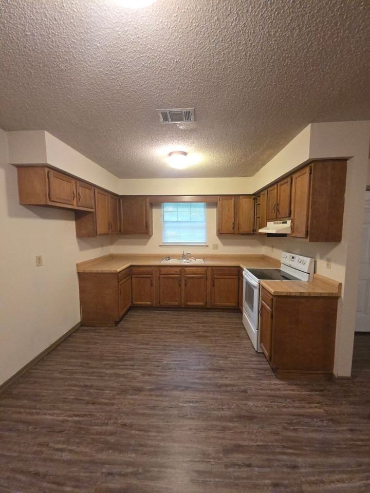 300 N Hartford Ave - Photo 3 of 14