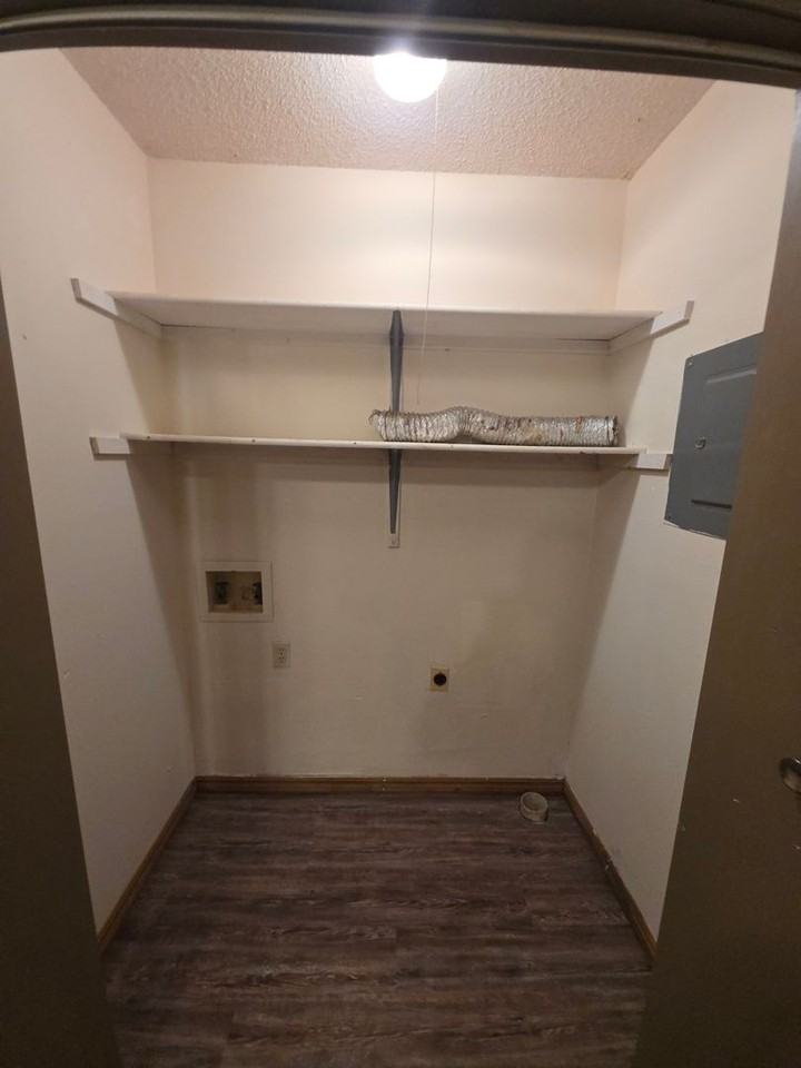 300 N Hartford Ave - Photo 4 of 14