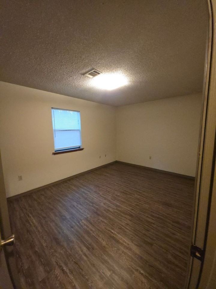 300 N Hartford Ave - Photo 5 of 14