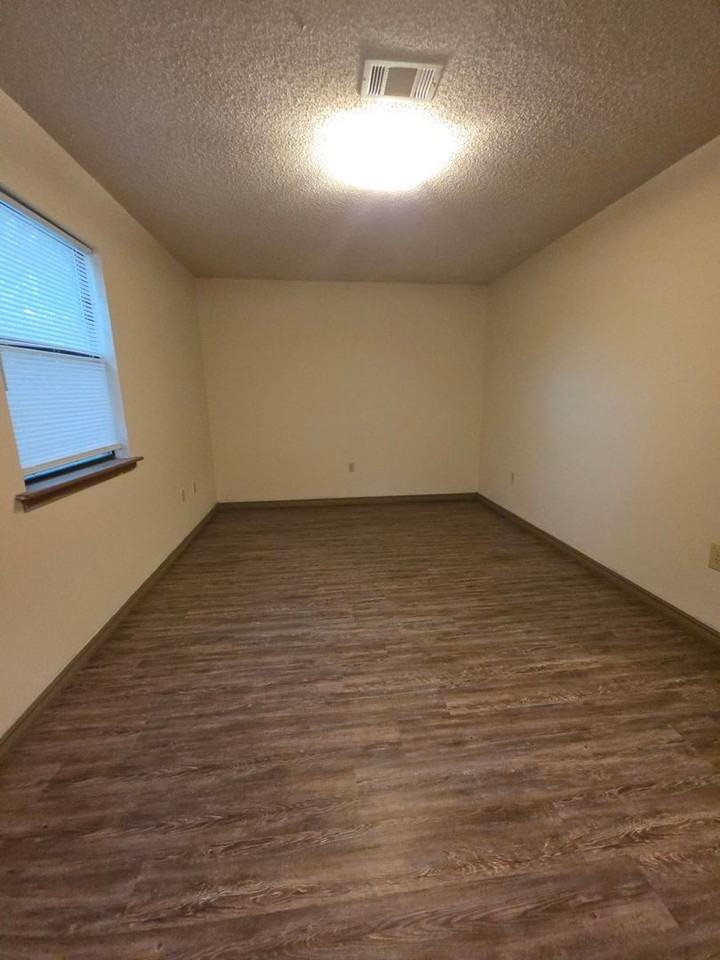 300 N Hartford Ave - Photo 6 of 14