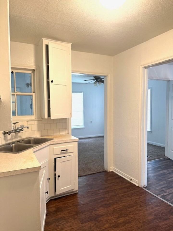 2621 Windsor Ave - Photo 4 of 7