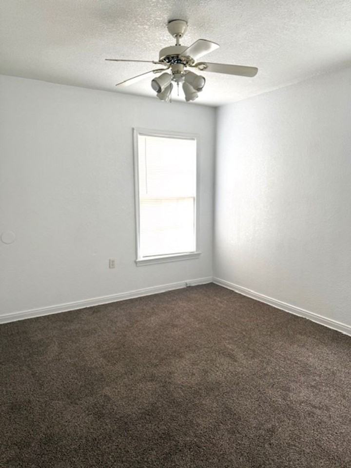 2621 Windsor Ave - Photo 6 of 7