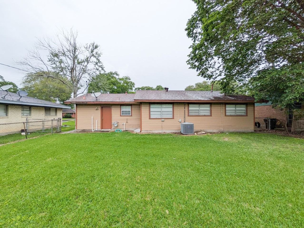 9225 Shepherd Dr - Photo 2 of 19