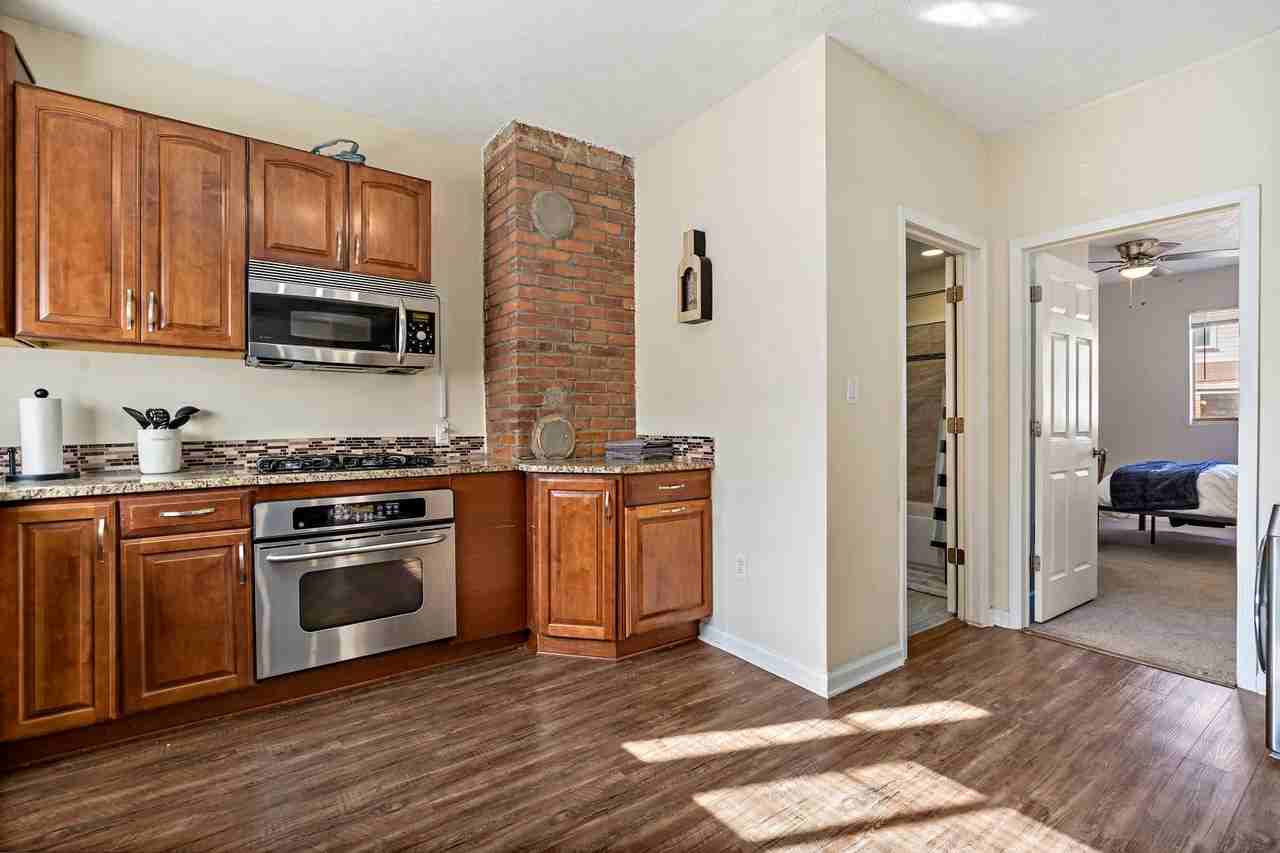 1129 Brabec St - Photo 4 of 20