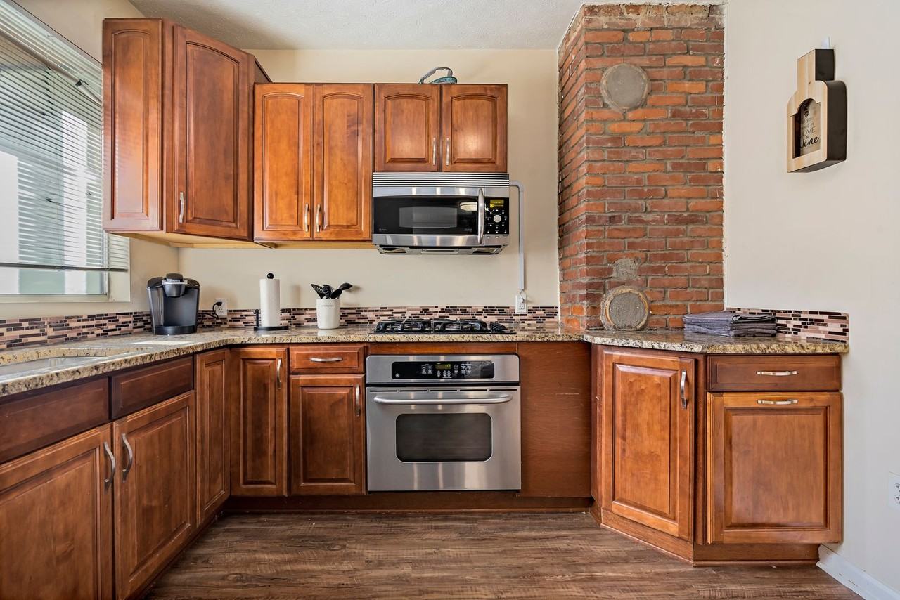 1129 Brabec St - Photo 5 of 20