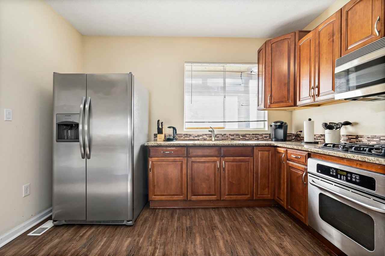 1129 Brabec St - Photo 6 of 20