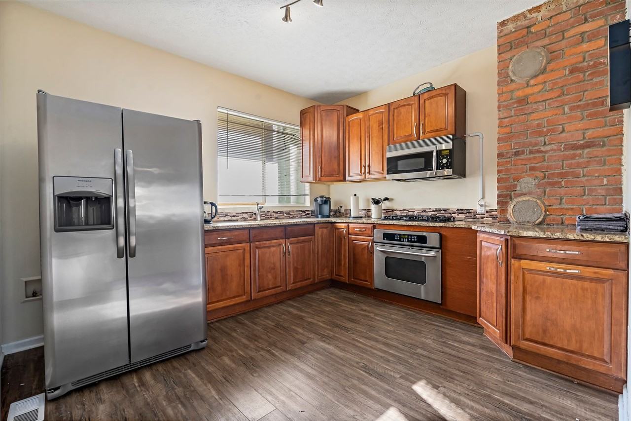 1129 Brabec St - Photo 7 of 20