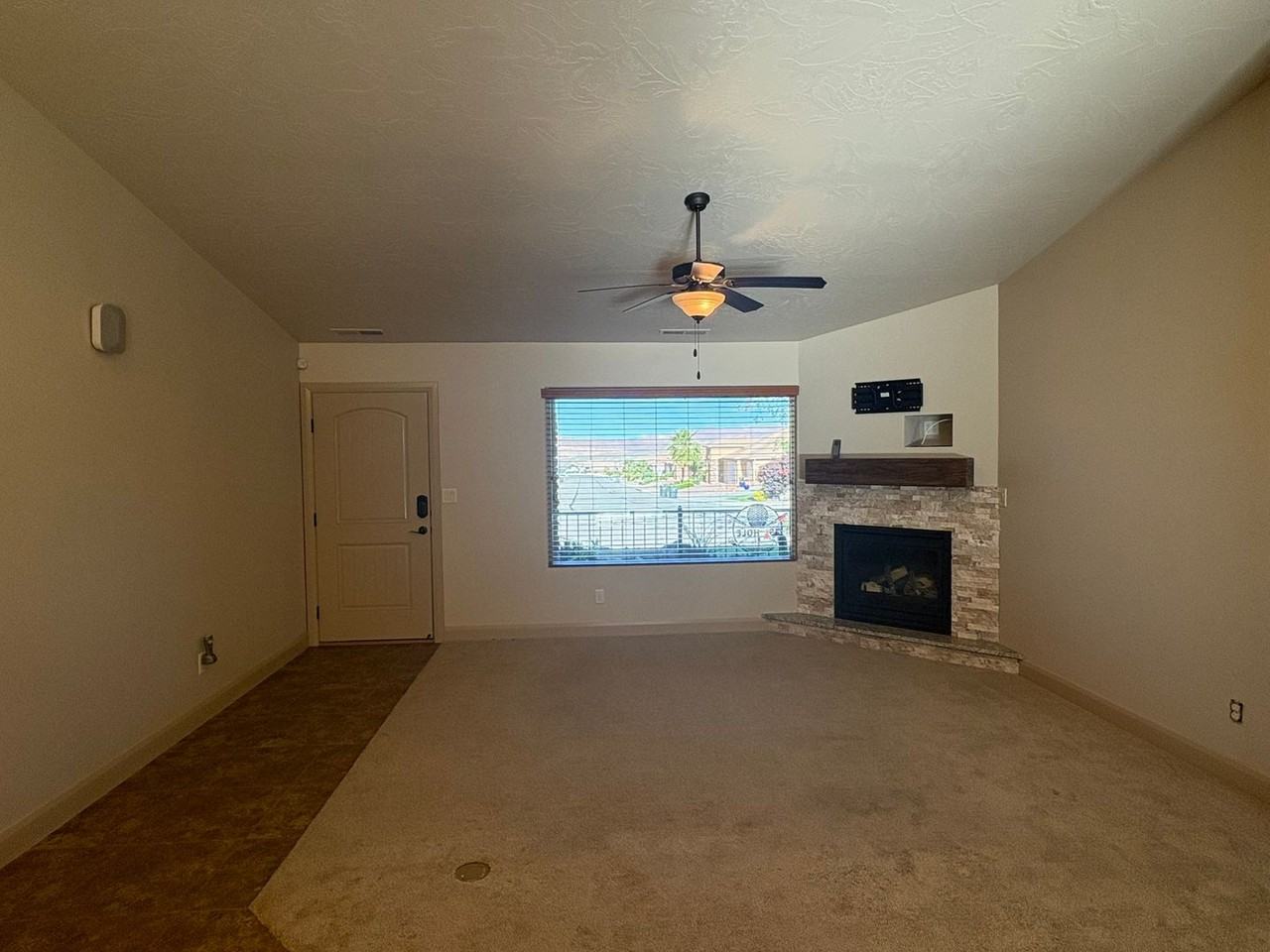 387 N 2680 W - Photo 4 of 36