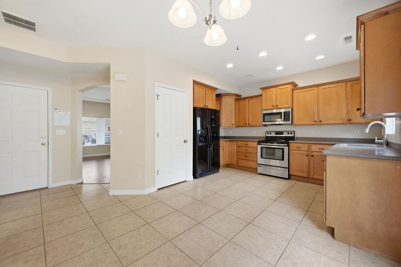 1427 E Verona Creek Way - Photo 7 of 30