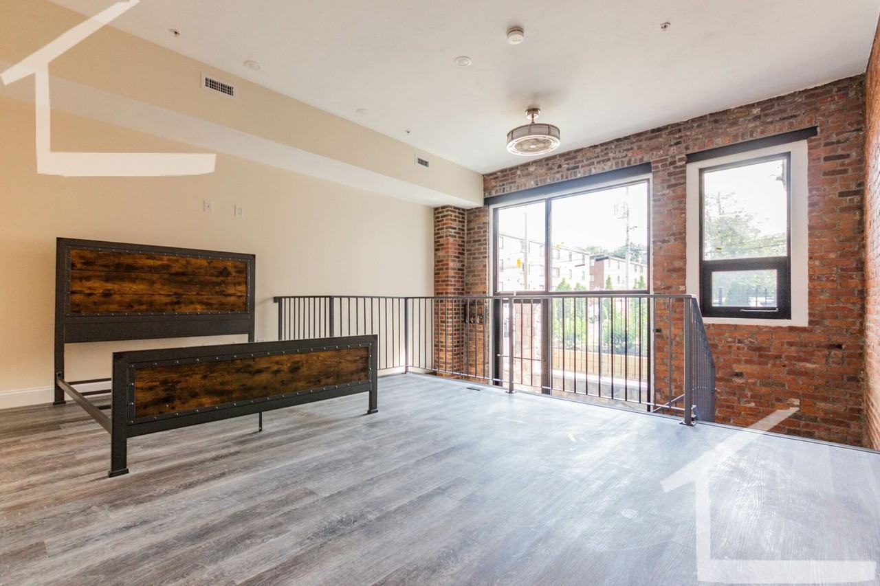1022 Commonwealth Ave - Photo 6 of 9