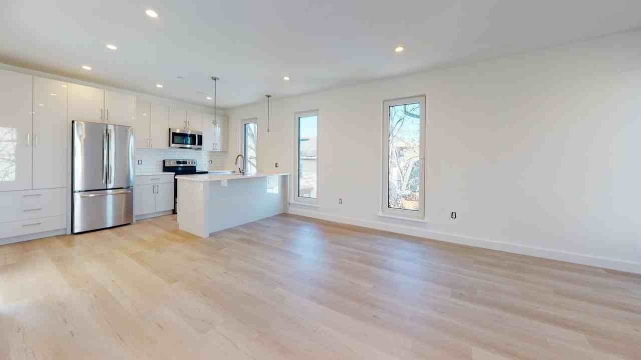 2837 Washington St - Photo 3 of 12