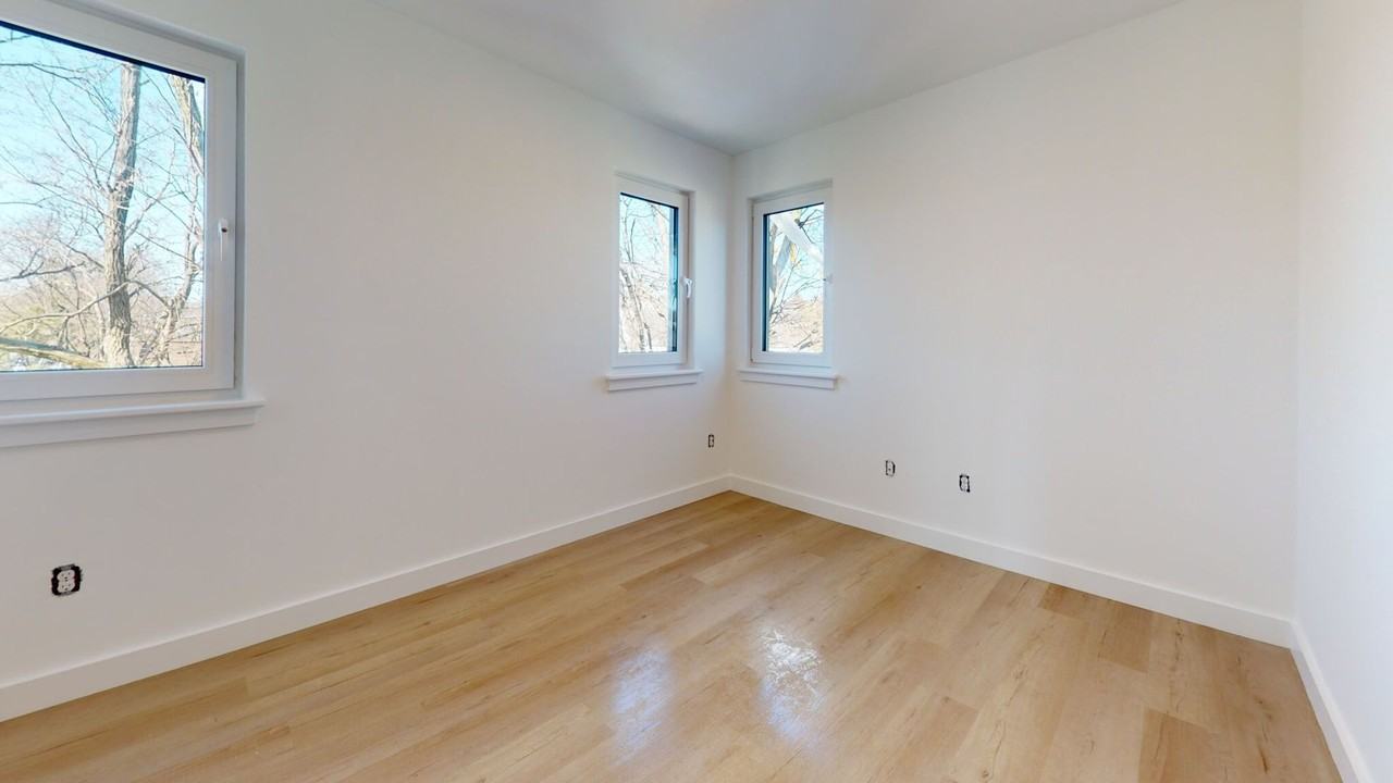 2837 Washington St - Photo 4 of 12