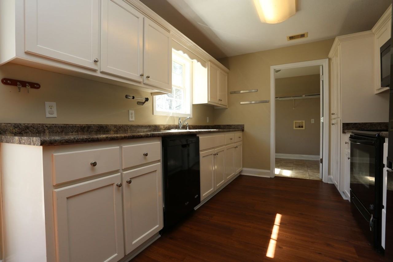 343 Longwood Dr - Photo 7 of 32