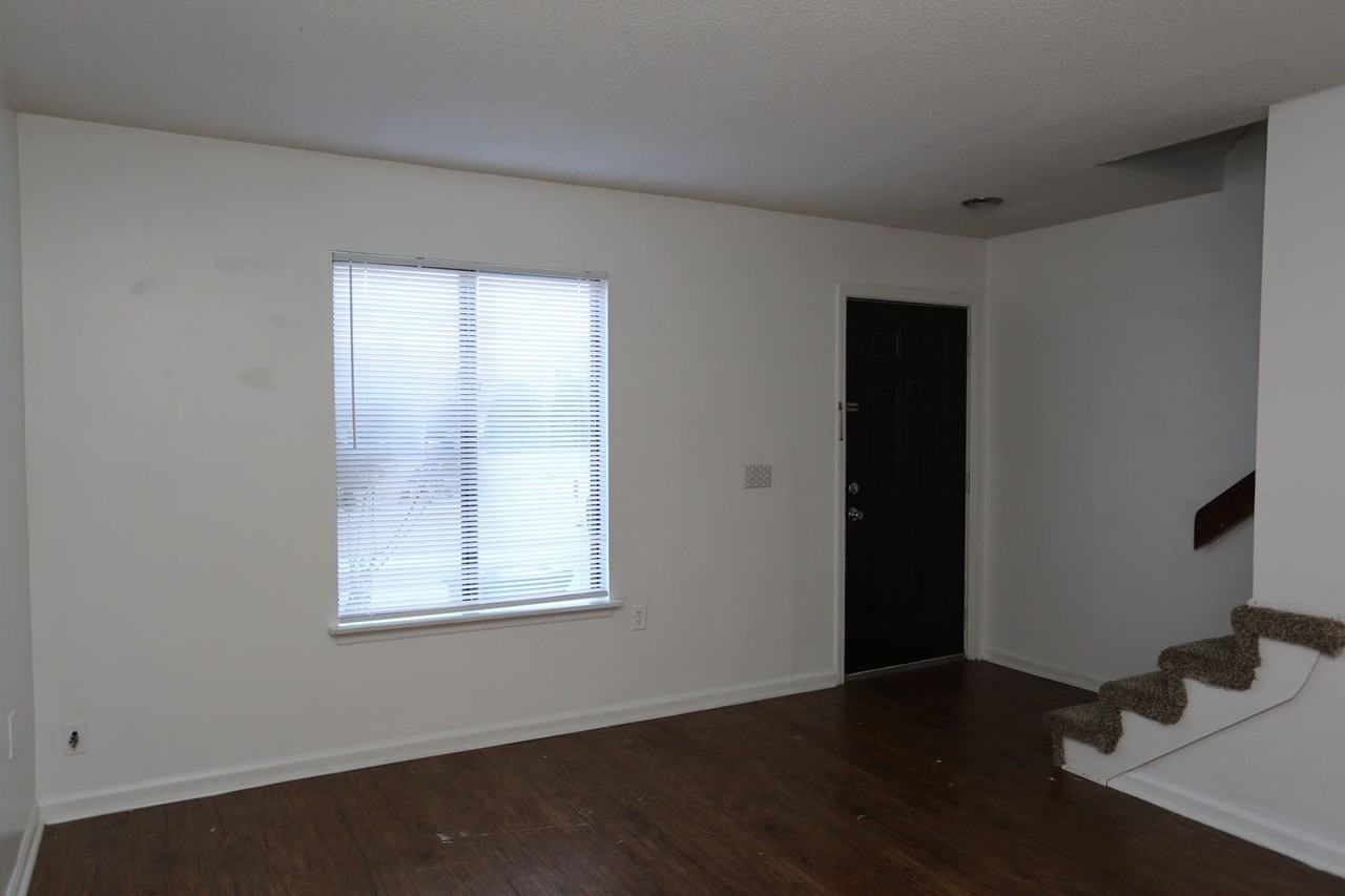 251 Knight Dr #7 - Photo 2 of 9